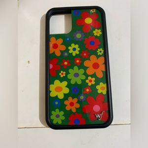 wildflower case in almost perfect condition:) no scratches smudges nothings.